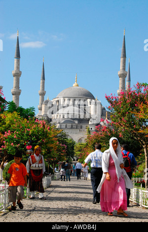 Femme voilée en face du Sultan Ahmed Camii (Mosquée Bleue), Istanbul, Turquie Banque D'Images