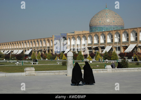 Deux femmes voilées en face de Sheikh Lotf Allah mosquée à Meidan-e Imam (Place Imam), Isfahan, Iran Banque D'Images