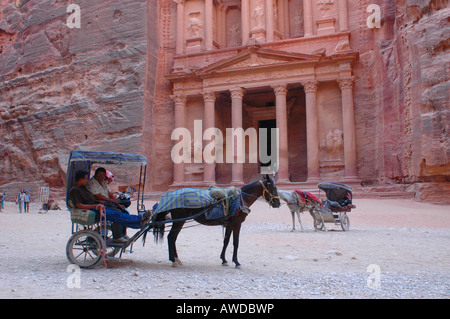 Coach en face de la maison du trésor, Petra, Jordanie Banque D'Images