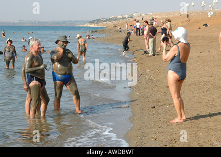 Les touristes sur une plage à la mer Morte, Jordanie Banque D'Images