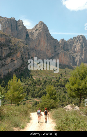 Randonneurs à Sierra de Aitana près de Benimantell, Costa Blanca, Espagne, Europe Banque D'Images