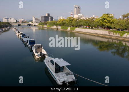 Les petits bateaux sont alignés sur l'ota-gawa canal dans Hiroshima nex au Parc de la paix, au Japon. Banque D'Images