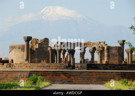 Zvarthnots' palace en face de l'église, près de la montagne Ararat" Zvarthnots, province Armavir, Arménie Banque D'Images