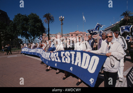 Madres de la Plaza de Mayo au cours de jeudi des manifestations, Plaza de Mayo, Buenos Aires, Argentine, Amérique du Sud Banque D'Images