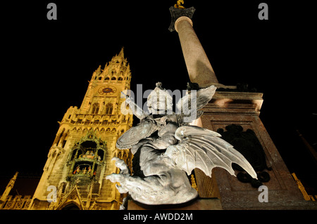 Tourné de nuit, angel statue devant le Mariensaeule (colonne mariale) avec l'hôtel de ville en arrière-plan, la Marienplatz (Ma Banque D'Images