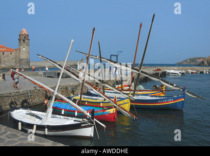 Le port de Collioure, près de Pepignan dans le sud de la France, sur une chaude journée d'été Banque D'Images