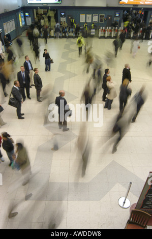 Seul homme debout entouré par l'heure de pointe, Cannon Street Station, Londres, Angleterre, Grande-Bretagne, Royaume-Uni Banque D'Images