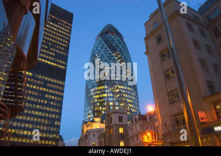 La tour Swiss Re ou cornichon à 30 St Mary Axe, London EC3 la nuit Banque D'Images