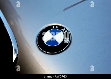 Badge BMW sur le capot de voiture : EDITORIAL UTILISEZ UNIQUEMENT Banque D'Images