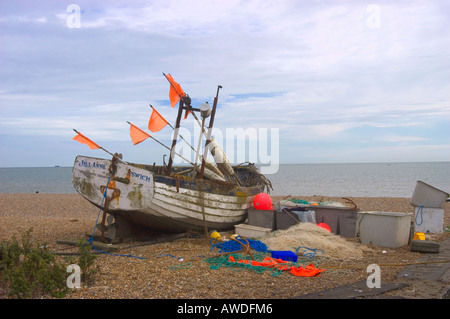 Bateau de pêche avec les drapeaux sur la plage d'Aldeburgh, Suffolk Banque D'Images