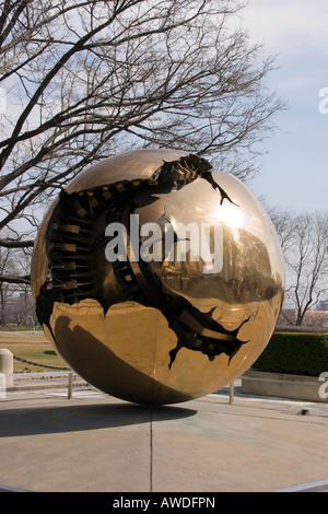 Sculpture du monde au siège de l'ONU, New York Banque D'Images