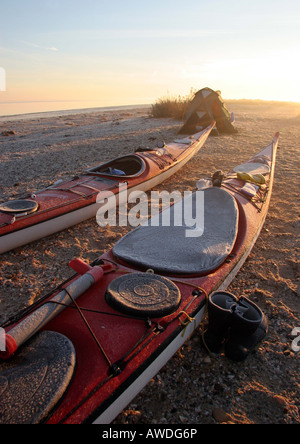 Deux kayaks de mer sur la plage sur un matin glacial de février Banque D'Images