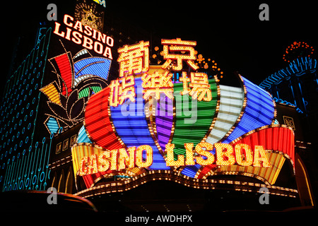 La nuit s'allume sur le Casino Lisboa original à Macao Banque D'Images