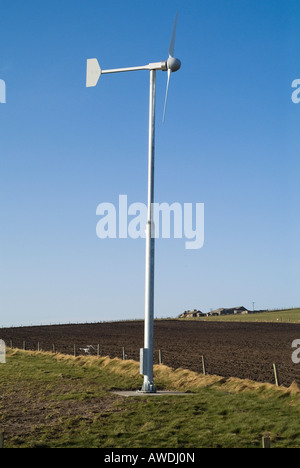 Éolienne dh UK petite éolienne farm house Orkney champs Banque D'Images