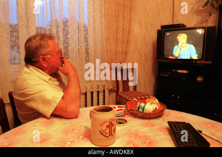 Portrait d'un homme âgé en regardant la télé, Kotulin, Pologne Banque D'Images