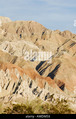 La Mecque érodés Hills sur la ligne de faille de San Andreas en Californie avec vue sur la mer de Salton Banque D'Images