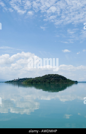 Reflet de l'Isola Minore et ciel d'été dans des eaux tranquilles du lac de Trasimeno Italie Banque D'Images