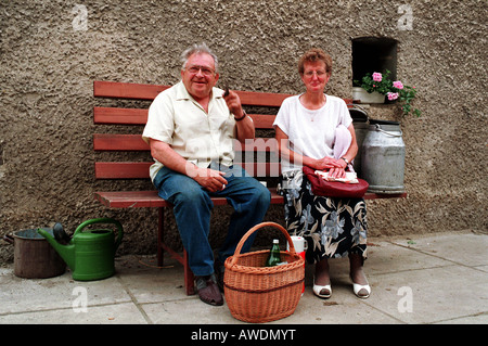 Portrait d'un couple de personnes âgées sur un banc, Kotulin, Pologne Banque D'Images