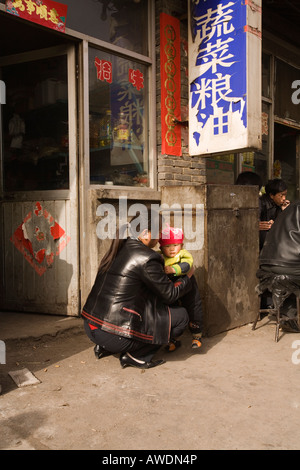 Une femme en noir en cuir et son tout-petit. Wutai Shan, République populaire de Chine Banque D'Images