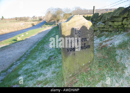 Inscrivez-vous à la lecture de pierre London 168 Miles par mur en pierre sèche Nez Teggs Nr Macclesfield Cheshire UK 2007 Banque D'Images