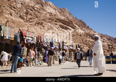 Boutiques de souvenirs pour touristes et les échoppes de marché à Saint Catherine-de St Katherine désert du Sinaï Egypte Asie Banque D'Images