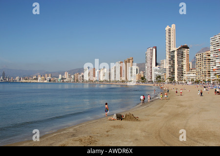 Front de mer sur la plage de Levante, dans la nouvelle ville de Benidorm en Espagne. Banque D'Images