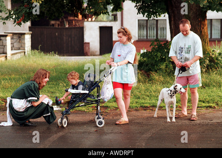 Famille avec leur enfant et chien de prendre une marche, Kotulin, Pologne Banque D'Images