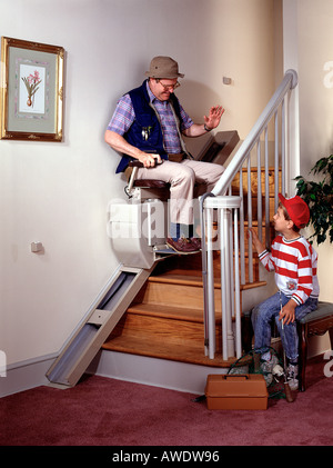 Grand-père jeune garçon président-escalier handicap Banque D'Images