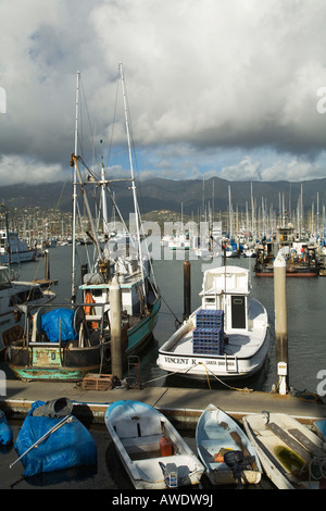CALIFORNIA Santa Barbara voiliers et bateaux de tailles diverses amarré dans le port de plaisance et des canots et des bateaux à rame Banque D'Images