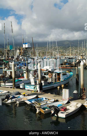 CALIFORNIA Santa Barbara voiliers et bateaux de tailles diverses amarré dans le port de plaisance et des canots et des bateaux à rame Banque D'Images