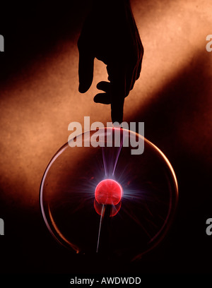 Globe de verre doigt main générer de l'électricité statique copy space Banque D'Images