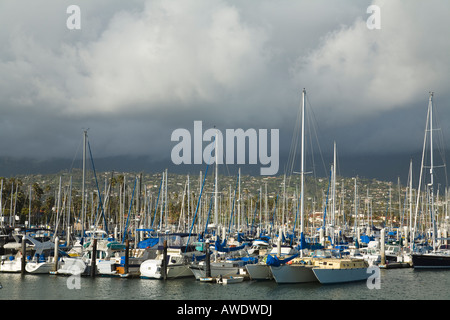 CALIFORNIA Santa Barbara voiliers et bateaux de tailles diverses amarré dans le port et vue sur port de plaisance de Maritime Museum Banque D'Images