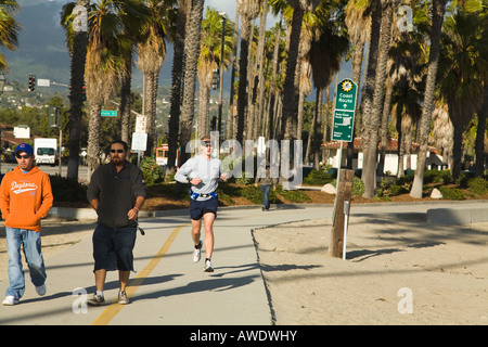 CALIFORNIA Santa Barbara les gens marcher et courir le long chemin pavé partie de la route côtière Banque D'Images
