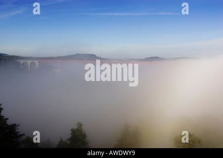 Viaduc de Garabit dans le Cantal Auvergne France cloud Banque D'Images