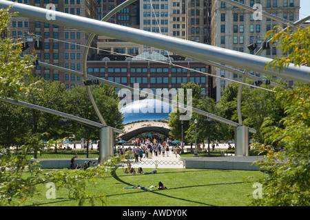 L'ILLINOIS Chicago Le Bean Cloud Gate sculpture Millennium Park vu de BP sur treillis Pont Great Lawn Banque D'Images