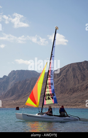 Les gens de la voile à l'eau le centre d'activités sportives Waterworld sur la mer Rouge à Taba Heights Golf d'Aqaba, péninsule du Sinaï, Égypte Banque D'Images