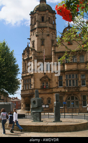 County Hall du centre-ville de Wakefield West Yorkshire avec Barbara Hepworth la sculpture dans l'avant-plan Banque D'Images