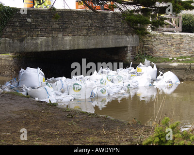 Sacs de sable l'endiguement du canal de Bude à Bencoolen road bridge, donc la mer verrouiller la porte peut être retirée après avoir été endommagé par la grue Banque D'Images