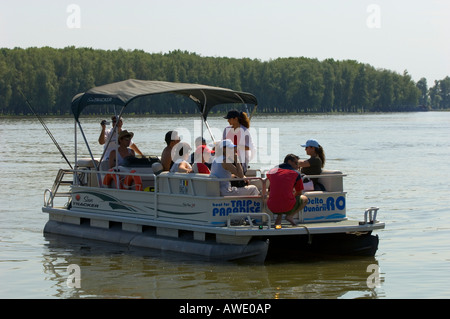 L'Europe Roumanie Delta du Danube Mahmudia touristes prendre un bateau de plaisance le long des Sfintu Gheorghe Banque D'Images