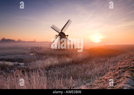 Givre froid gelé avec lever du soleil à Herringfleet moulin sur le Norfolk et le Suffolk Broads Banque D'Images