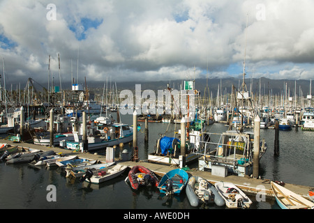 CALIFORNIA Santa Barbara voiliers et bateaux de tailles diverses amarré dans le port de plaisance et des canots et des bateaux à rame Banque D'Images
