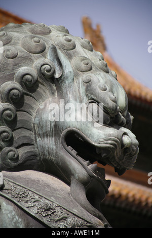 Un gardien impérial, un Lion protecteur mythique, monte la garde à l'entrée d'un temple à l'intérieur des murs de la Cité Interdite de Pékin. Banque D'Images