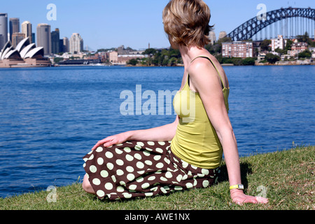 Girl avec vue sur le port de Sydney, Sydney, Australie Banque D'Images