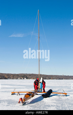 Les plaisanciers de glace sur le lac de Genève voile gréement WI USA Banque D'Images