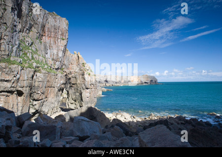 Rochers et mer vue St Goven, Pembrokeshire, Pays de Galles Banque D'Images