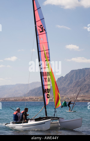 Les gens de la voile à l'eau le centre d'activités sportives Waterworld sur la mer Rouge à Taba Heights Golf d'Aqaba, péninsule du Sinaï, Égypte Banque D'Images