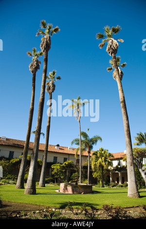 CALIFORNIA Santa Barbara Garden Courtyard de Mission Santa Barbara établi par le père Junipero Serra 1786 Banque D'Images