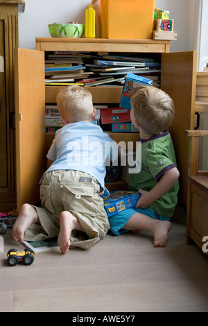 Deux garçons en face d'un jouet placard Banque D'Images