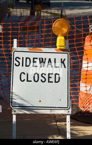 WISCONSIN Racine trottoir signe clos sur la construction en plastique orange barricade fence Banque D'Images