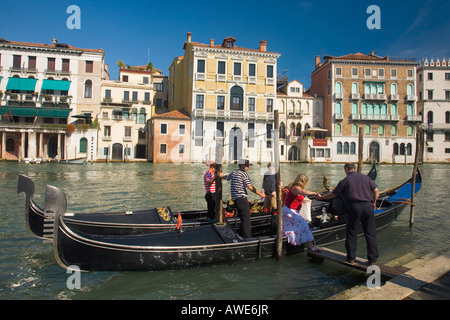 Gondola gondolier et touristes Grand Canal Venise Vénétie Italie Europe EU Banque D'Images